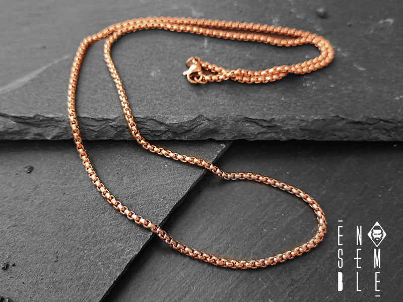 Abbastanza casual per essere indossata ogni giorno e per diventare uno dei tuoi accessori preferiti. Si fissa con una chiusura a moschettone ed ha una lunghezza di 60 cm