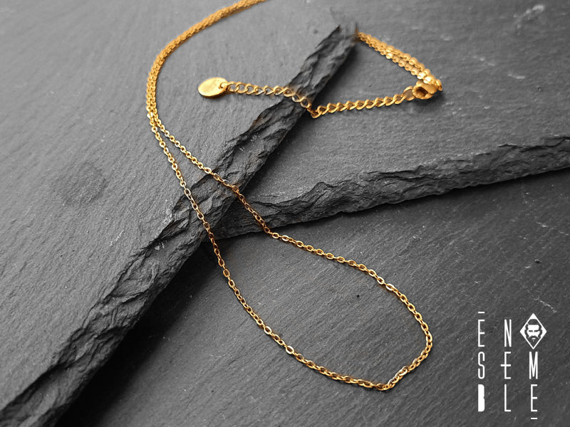 Per aggiungere un tocco di colore al tuo look, scegli questa bella collana classica color oro con un sobrio design a catena di 1,2 mm e una pratica chiusura a moschettone. Diventerà il tuo accessorio preferito in pochissimo tempo.