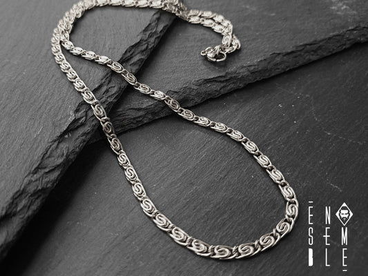 Prova questa collana con maglia Lumachina in acciaio inossidabile color argento. Resistente, elegante e facile da usare grazie alla sicura chiusura a moschettone.