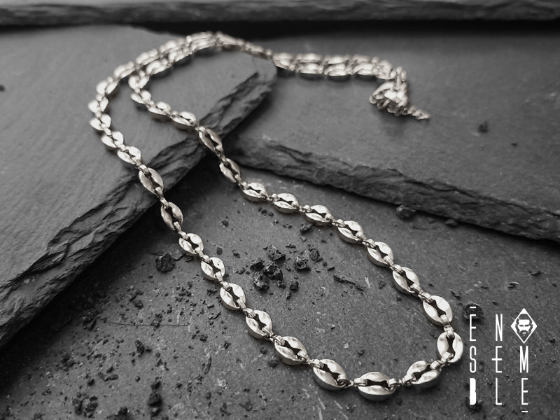Collana maglia Chicchi di Caffè realizzata in acciaio inossidabile di ottima qualità. Progettata con maglie color Argento, chiusura a moschettone.