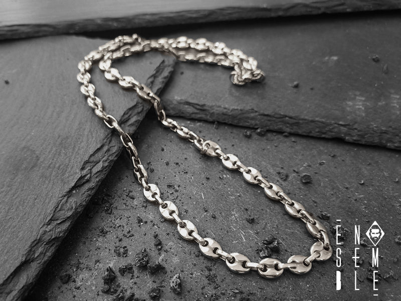 Collana maglia Chicchi di Caffè realizzata in acciaio inossidabile di ottima qualità. Progettata con maglie color Argento, chiusura a moschettone.