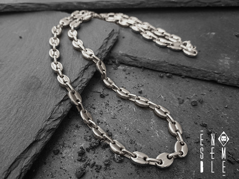 Collana maglia Chicchi di Caffè realizzata in acciaio inossidabile di ottima qualità. Progettata con maglie color Argento, chiusura a moschettone.