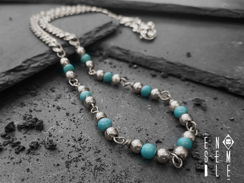 Collana realizzata con maglia Curb e pietre color turchese, questa collana si abbina alla perfezione con una t-shirt o il tuo abito preferito.