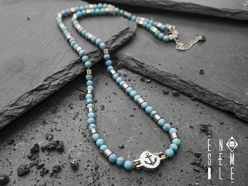 Collana in acciaio con sfere turchesi, alternate ad elementi di acciaio e di ematite con Charm centrale con ancora incisa 