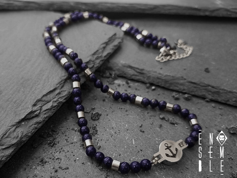 Collana in acciaio con pietre di Sodalite da 4 mm, alternate ad elementi di acciaio e di ematite con Charm centrale con ancora incisa 