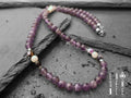Collana in acciaio con pietra Ametista e pietra Agata da 6 mm, alternate ad elementi di acciaio 