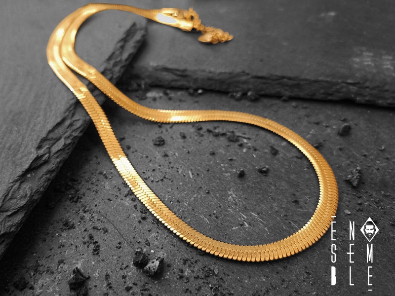 La collana Snake Flat è un gioiello unico: leggero e flessibile, è caratterizzato da una preziosa maglia metallica in cui scorre un’anima morbida e malleabile. In questa versione, la maglia è in acciaio dorato e la lunghezza è perfetta per essere modellata intorno al collo. Un gioiello dal carattere maschile e dallo stile unisex adatto anche a un pubblico femminile dalla forte personalità.