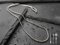 La collana Snake è un gioiello unico: leggero e flessibile, è caratterizzato da una preziosa maglia metallica in cui scorre un’anima morbida. In questa versione, la maglia è in acciaio argentato da Ø 2 mm e la lunghezza è perfetta per essere modellata intorno al collo. Un gioiello dal carattere maschile e dallo stile unisex adatto anche a un pubblico femminile dalla forte personalità.