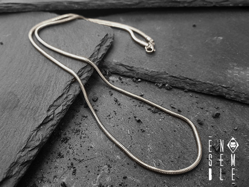La collana Snake è un gioiello unico: leggero e flessibile, è caratterizzato da una preziosa maglia metallica in cui scorre un’anima morbida. In questa versione, la maglia è in acciaio argentato da Ø 2 mm e la lunghezza è perfetta per essere modellata intorno al collo. Un gioiello dal carattere maschile e dallo stile unisex adatto anche a un pubblico femminile dalla forte personalità.