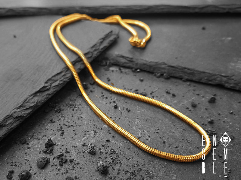 La collana Snake è un gioiello unico: leggero e flessibile, è caratterizzato da una preziosa maglia metallica in cui scorre un’anima morbida. In questa versione, la maglia è in acciaio dorato da Ø 3 mm e la lunghezza è perfetta per essere modellata intorno al collo. Un gioiello dal carattere maschile e dallo stile unisex adatto anche a un pubblico femminile dalla forte personalità.