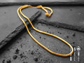 La collana Snake è un gioiello unico: leggero e flessibile, è caratterizzato da una preziosa maglia metallica in cui scorre un’anima morbida. In questa versione, la maglia è in acciaio dorato da Ø 3 mm e la lunghezza è perfetta per essere modellata intorno al collo. Un gioiello dal carattere maschile e dallo stile unisex adatto anche a un pubblico femminile dalla forte personalità.