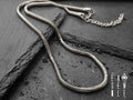 La collana Snake è un gioiello unico: leggero e flessibile, è caratterizzato da una preziosa maglia metallica in cui scorre un’anima morbida. In questa versione, la maglia è in acciaio argentato da Ø 4 mm e la lunghezza è perfetta per essere modellata intorno al collo. Un gioiello dal carattere maschile e dallo stile unisex adatto anche a un pubblico femminile dalla forte personalità.
