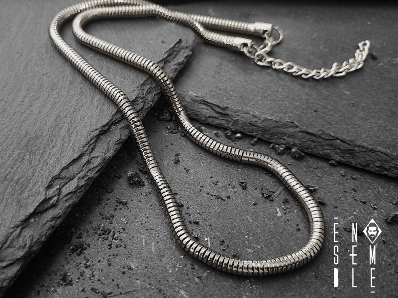 La collana Snake è un gioiello unico: leggero e flessibile, è caratterizzato da una preziosa maglia metallica in cui scorre un’anima morbida. In questa versione, la maglia è in acciaio argentato da Ø 4 mm e la lunghezza è perfetta per essere modellata intorno al collo. Un gioiello dal carattere maschile e dallo stile unisex adatto anche a un pubblico femminile dalla forte personalità.