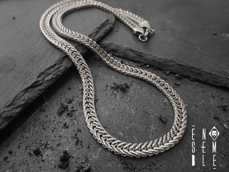 Non puoi battere l'eleganza senza tempo di una catena color argento. Realizzata in robusto acciaio inossidabile, è caratterizzata da una larghezza di 7 mm e da una resistente chiusura a moschettone.