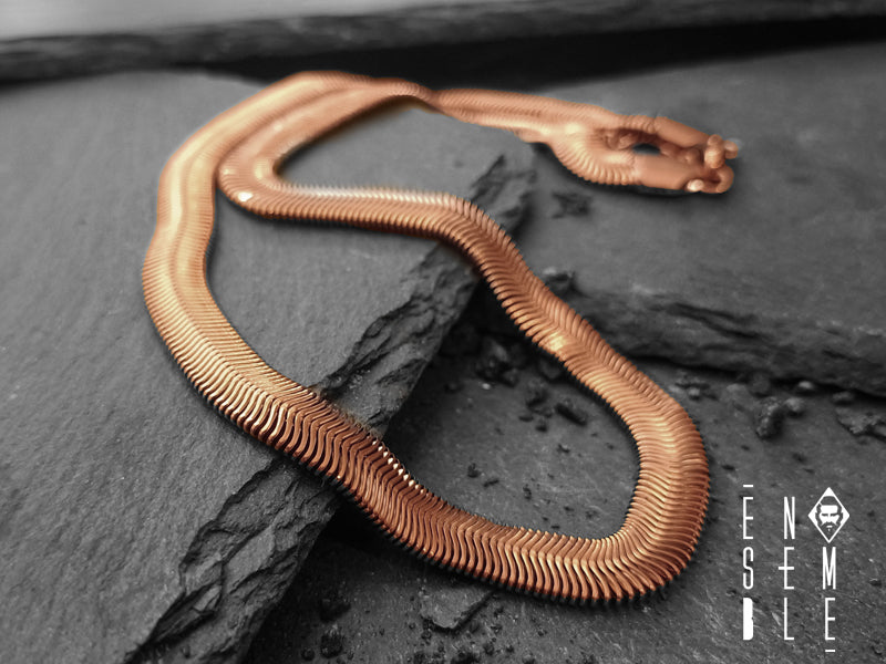  La collana Snake Flat è un gioiello unico: leggero e flessibile, è caratterizzato da una preziosa maglia metallica in cui scorre un’anima morbida e malleabile. In questa versione, la maglia è in acciaio ramato da 8 mm e la lunghezza è perfetta per essere modellata intorno al collo. Un gioiello dal carattere maschile e dallo stile unisex adatto anche a un pubblico femminile dalla forte personalità.   