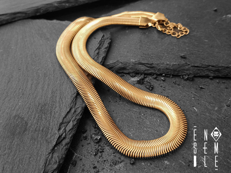 La collana Snake Flat è un gioiello unico: leggero e flessibile, è caratterizzato da una preziosa maglia metallica in cui scorre un’anima morbida e malleabile. In questa versione, la maglia è in acciaio dorato da 10 mm e la lunghezza è perfetta per essere modellata intorno al collo. Un gioiello dal carattere maschile e dallo stile unisex adatto anche a un pubblico femminile dalla forte personalità.