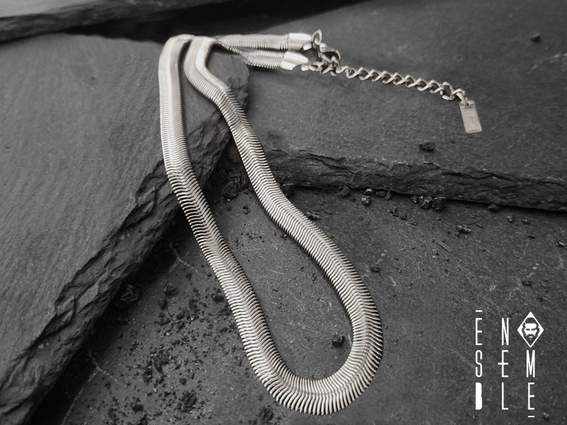 La collana Snake Flat è un gioiello unico: leggero e flessibile, è caratterizzato da una preziosa maglia metallica in cui scorre un’anima morbida e malleabile. In questa versione, la maglia è in acciaio dorato da 8 mm e la lunghezza è perfetta per essere modellata intorno al collo. Un gioiello dal carattere maschile e dallo stile unisex adatto anche a un pubblico femminile dalla forte personalità.
