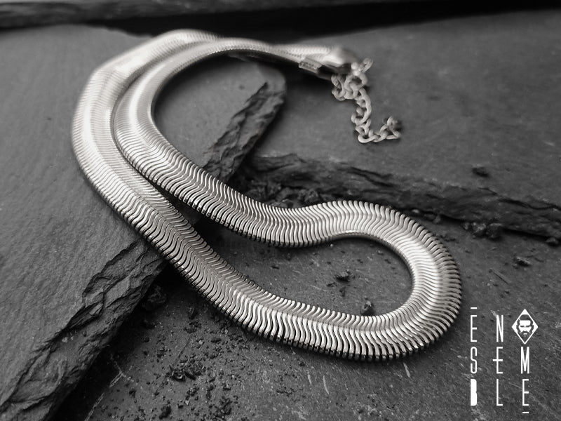 La collana Snake Flat è un gioiello unico: leggero e flessibile, è caratterizzato da una preziosa maglia metallica in cui scorre un’anima morbida e malleabile. In questa versione, la maglia è in acciaio dorato da 10 mm e la lunghezza è perfetta per essere modellata intorno al collo. Un gioiello dal carattere maschile e dallo stile unisex adatto anche a un pubblico femminile dalla forte personalità.