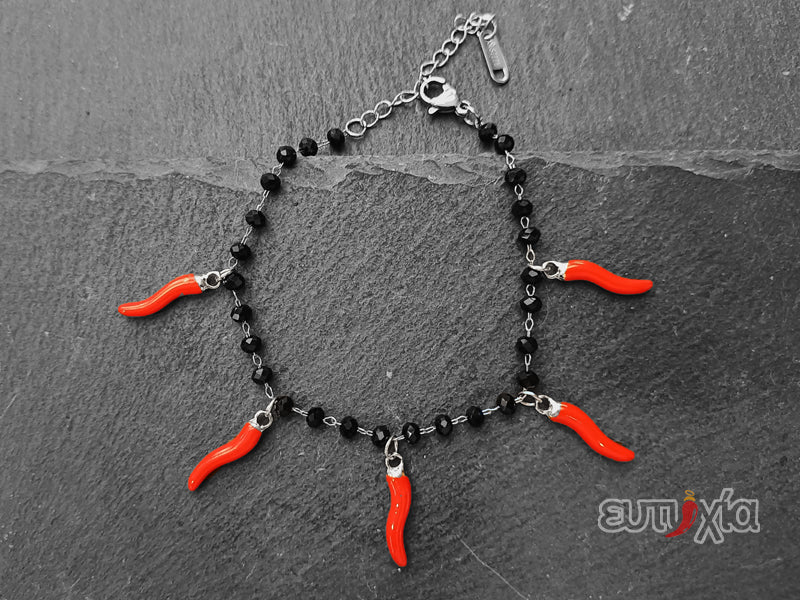 Elegante e raffinato bracciale realizzato rigorosamente in acciaio inossidabile di altissima qualità e cristalli sfaccettati neri con cinque cornetti rossi portafortuna