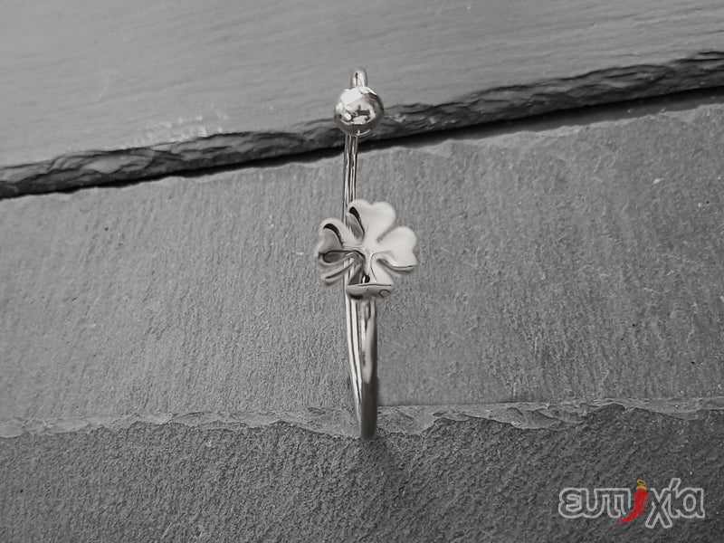 Elegante e raffinato bracciale Bangle piercing realizzato con filo rigido in acciaio inossidabile di altissima qualità con all'estremità una pallina e un charm design quadrifoglio portafortuna