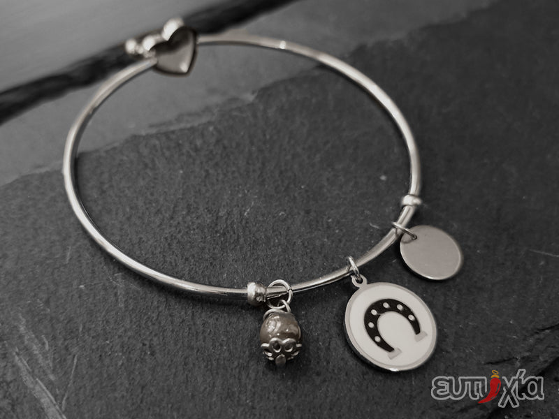 Bracciale Bangle rigido in acciaio 316L, pendente rotondo con ferro di cavallo smaltato e piastrina in acciaio.