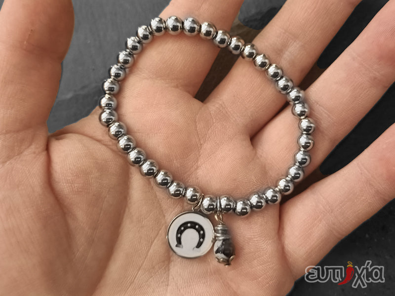 Bracciale con simbolo di buon auspicio, è un perfetto portafortuna per vedere realizzati desideri ed aspirazioni.