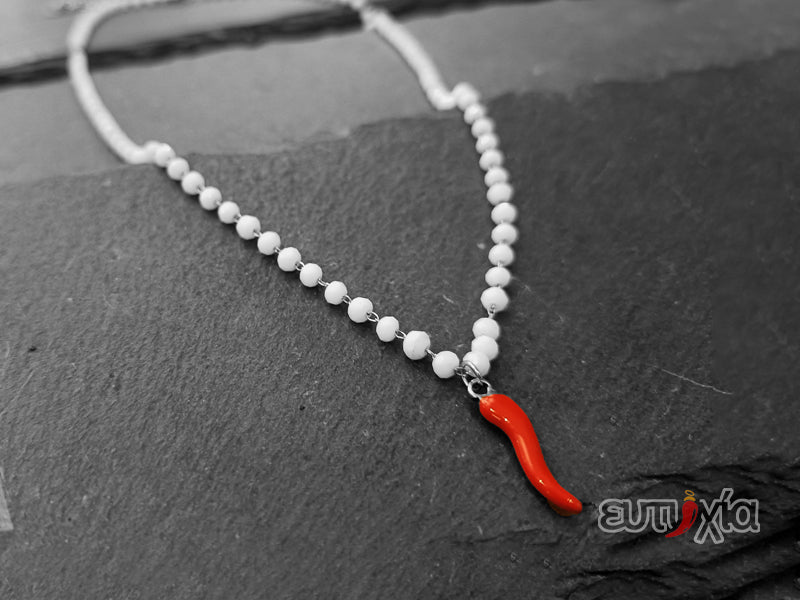 Collana realizzata rigorosamente in acciaio inossidabile di altissima qualità e cristalli sfaccettati bianchi con cornetto rosso portafortuna