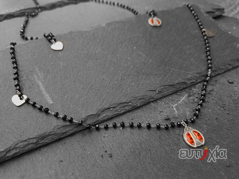 La sua elegante livrea colorata, che ha lo scopo di tenere lontani i predatori e proteggere le ali, sta a significare l'esigenza di difendere ciò che ci sta più a cuore per poter raggiungere la felicità.