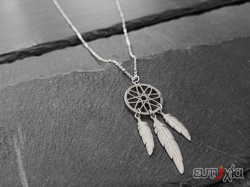 Oggetto capace di cullare la persona nei sogni positivi e proteggerla da quelli negativi. L’acchiappasogni fa in modo che i pensieri felici e le energie positive passino attraverso il proprio centro e arrivino fino alla mente durante il sonno.