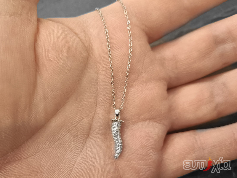 La sua simbologia è diffusa in tutte le civiltà. Avere un cornetto portafortuna, lungo e affusolato, sprigiona fortuna e benessere a tutta la famiglia e le generazioni future.