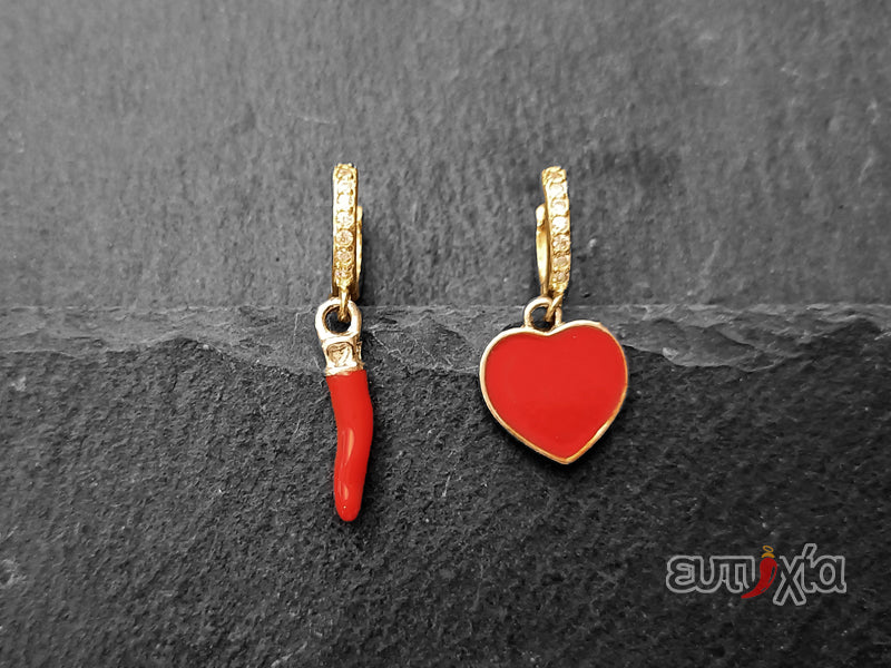Orecchino a cerchio con cornetto e cuore pendenti smaltati rossi realizzato in metallo nickelfree 