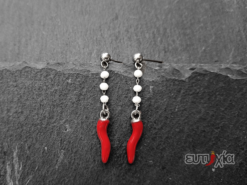 Orecchino a perno con catenella di cristalli bianchi e cornetto pendente smaltato rosso realizzato in acciaio 316L 