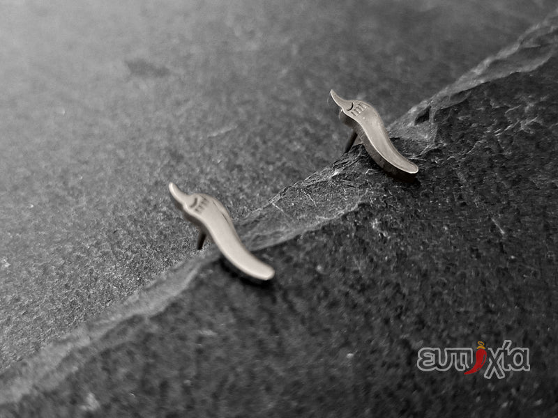 Orecchino Chanel a perno con cornetto in acciaio