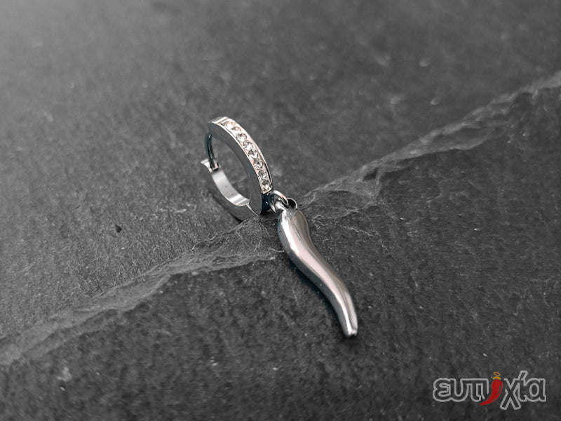 La sua simbologia è diffusa in tutte le civiltà. Avere un corno portafortuna sprigiona fortuna e benessere a tutta la famiglia e le generazioni future.