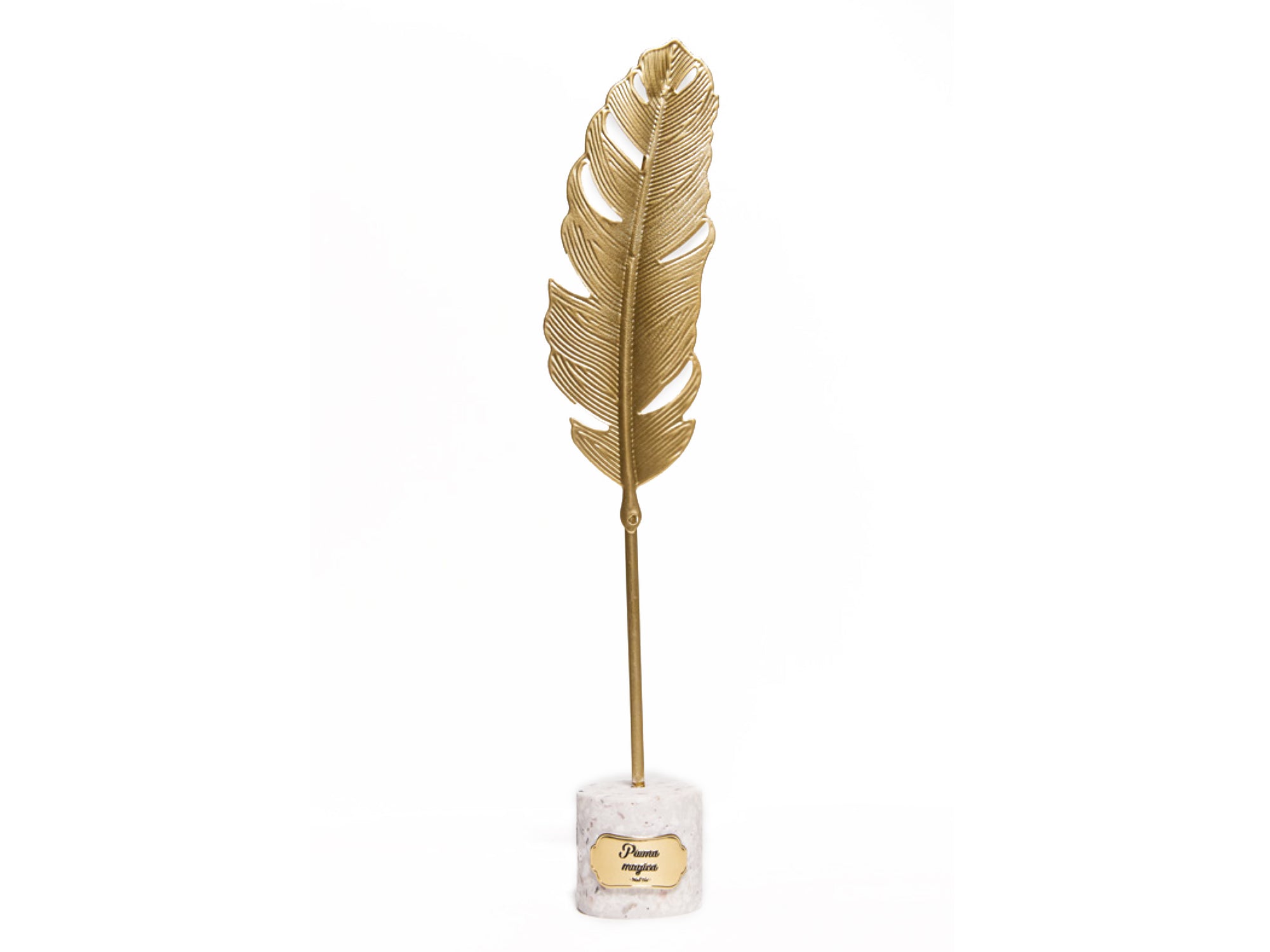 "Credi in te stesso"   La piuma magica diventa il primo gadget Dreamland da collezione fimato Mad Tea.  Un oggetto dal design unico in metallo dorato su base in marmorina che combina materiali molto eleganti al classico stile fiabesco dei nostri gioielli. 