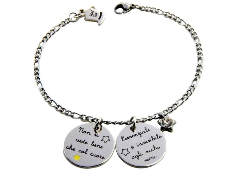 Il bracciale “L’essenziale è invisibile agli occhi” si ispira alla celebre frase del racconto di Antoine de Saint-Exupéry “Il Piccolo Principe”. È in acciaio anallergico, formato da una catena ad anellini e due ciondoli tondi e piatti con incisa la scritta “Non si vede bene che col cuore, l’essenziale è invisibile agli occhi”; accanto troviamo anche un piccolo ciondolino a forma di stellina con al centro un cristallo. 