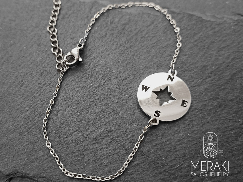 Con il bracciale Compass avrete sempre con voi il compagno perfetto, realizzato in acciaio inossidabile presenta una rosa dei venti con i punti cardinali nella parte centrale
