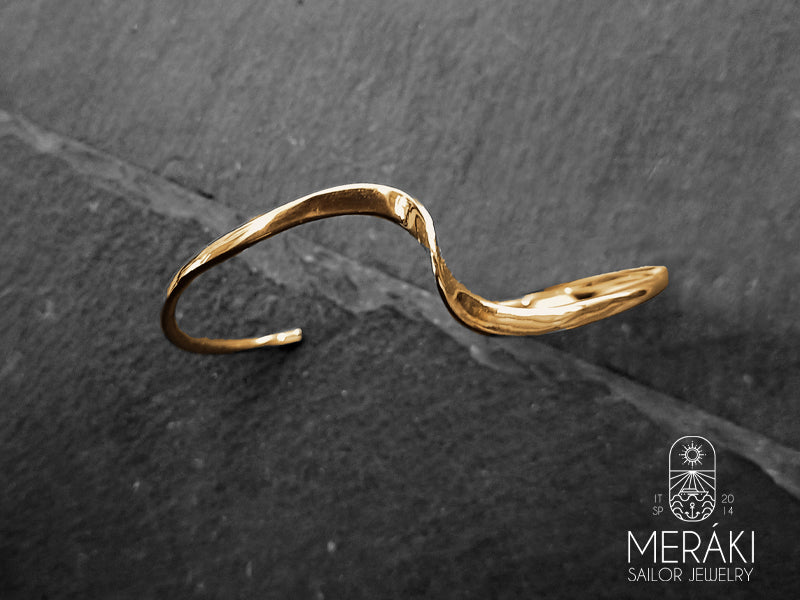 Bracciale Meraki sailor jewelry in acciaio dorato raffigurante l'onda del mare