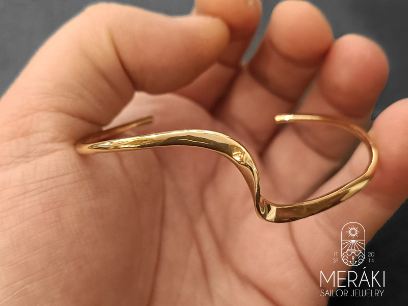 Bracciale rigido onda in acciaio dorato