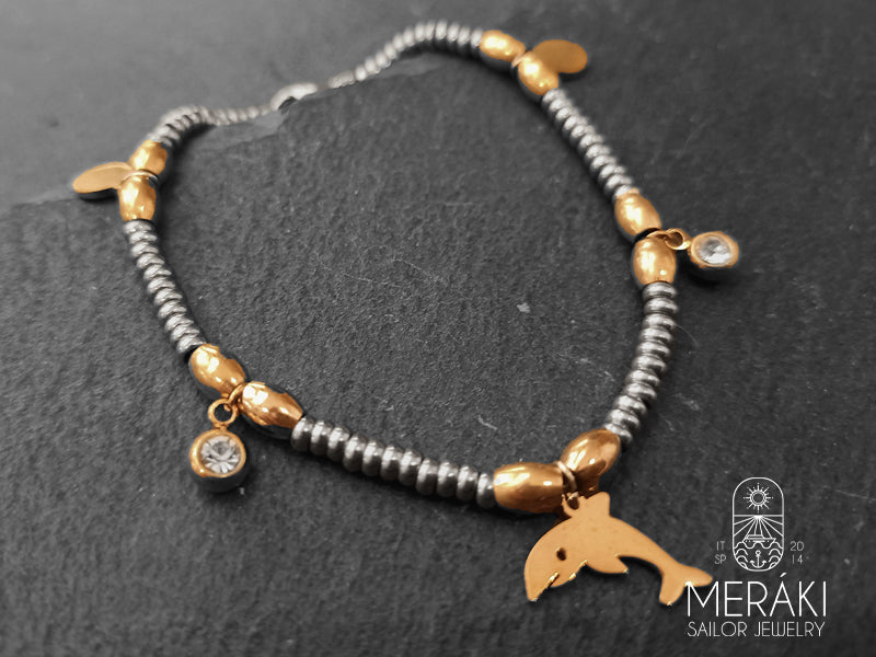 Bracciale con ciondoli pendenti con struttura a rondelle infilate in una robusta catena rolò in acciaio. Perfetto da indossare da solo o da abbinare ad altri modelli della stessa linea.