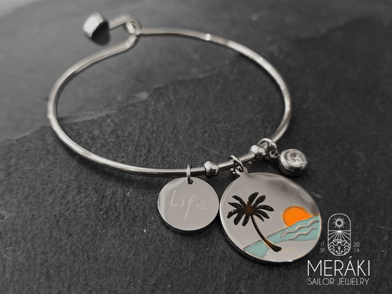 Bangle in acciaio con ciondolo Estate smaltato con incisa la frase "Summer is a state of mind" sul retro