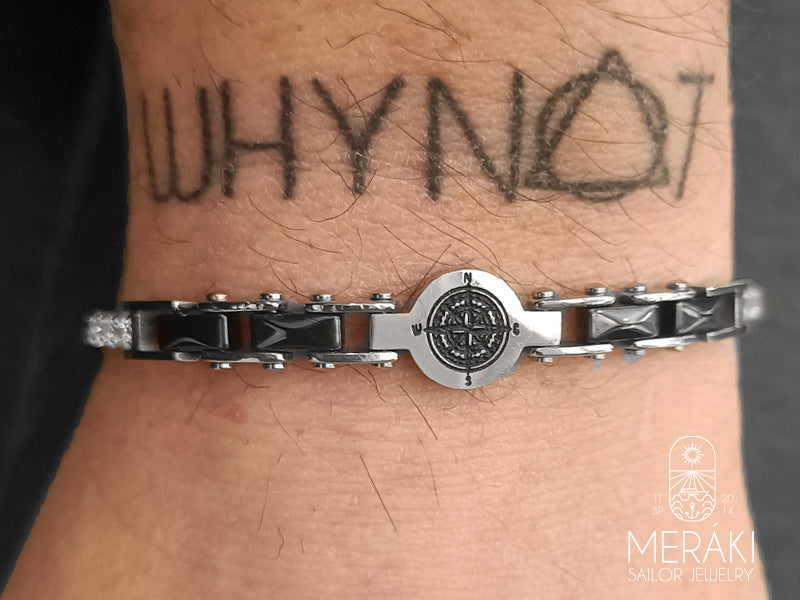 Al centro, il gioiello è completato da una piccola placca tonda su cui è disegnata la rosa dei venti: un simbolo marinaresco che ha un significato sempre attuale. 