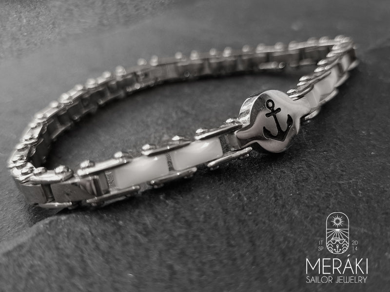 Speranza, sicurezza, fedeltà, senso di responsabilità verso ciò che è più importante: l’ancora indica un impegno, una presa di posizione e racconta molto di chi sceglie di indossarla. Valori importanti che convivono con un’estetica contemporanea ed informale, dal perfetto stile urban