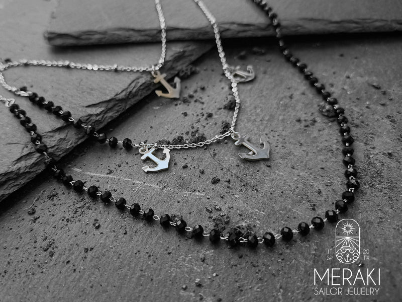 Ancora: Stabilità, vita, legami: nel corso del tempo l'ancora non poteva che diventare anche simbolo dell'amore. Quest'oggetto assume spesso nelle sue rappresentazioni il significato di fedeltà: l'ancora è saldamente attraccata al fondale marino e dona alla nave la stabilità di cui ha bisogno