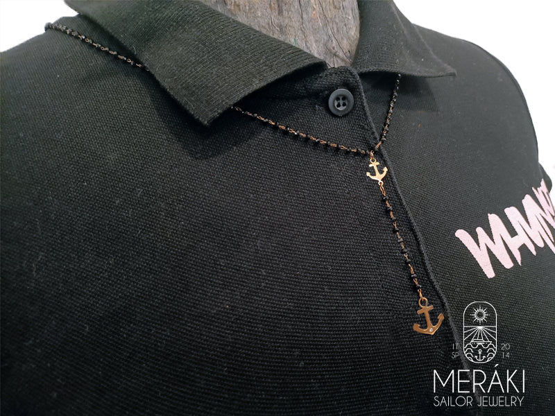 Collana a tema marinaro realizzata con catena in acciaio rosato intervallata da cristalli a neri