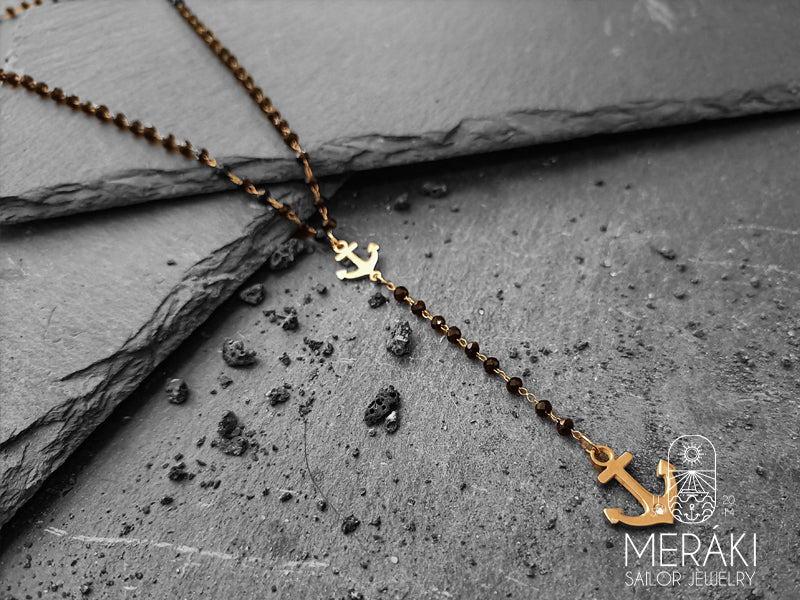 Completano e rendono il design marinaro due piccole ancorette anch'esse in acciaio rosato