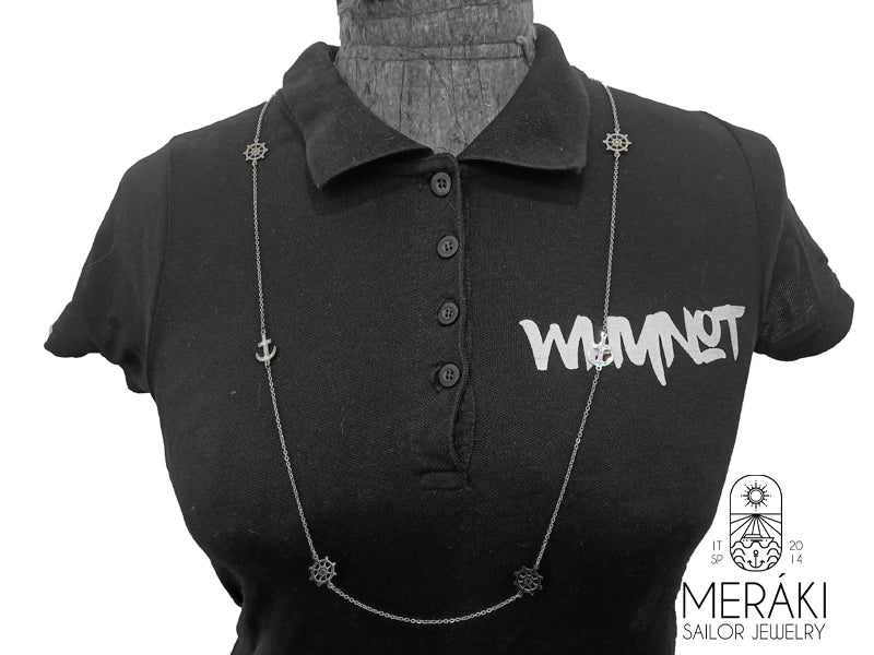 Guida il tuo stile nella giusta direzione con la collana Harlock da donna, realizzata con maglia fine in acciaio e charm raffiguranti le ancore e i timoni . Il regalo perfetto per le appassionate dello stile marinaro.