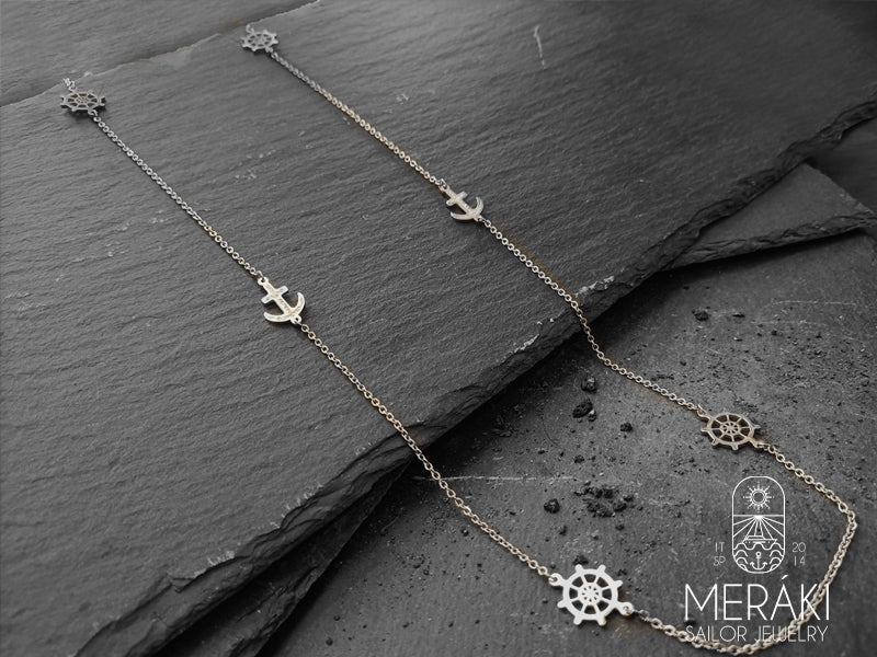 Collana lunga in acciaio con ancore e timoni