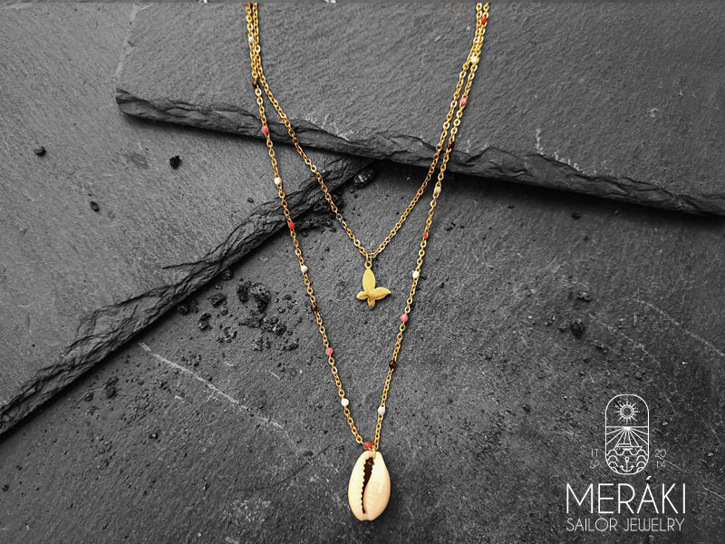 Collana meraki sailor jewelry in acciaio dorato con farfalla e conchiglia
