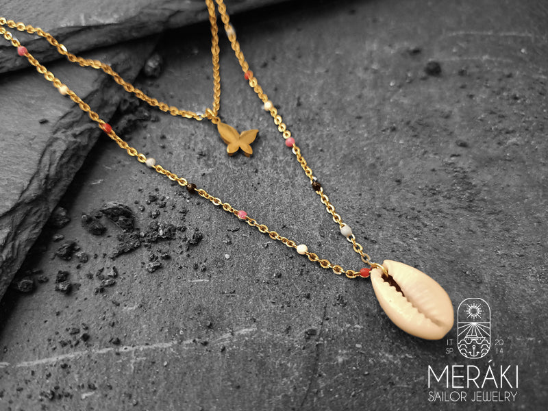 Collana dal forte significato, infatti entrambi i ciondoli simboleggiano la rinascita.